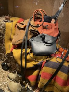 Vitrine Hermes Printemps-2023-Sous-le-sabot-d’un-cheval-06